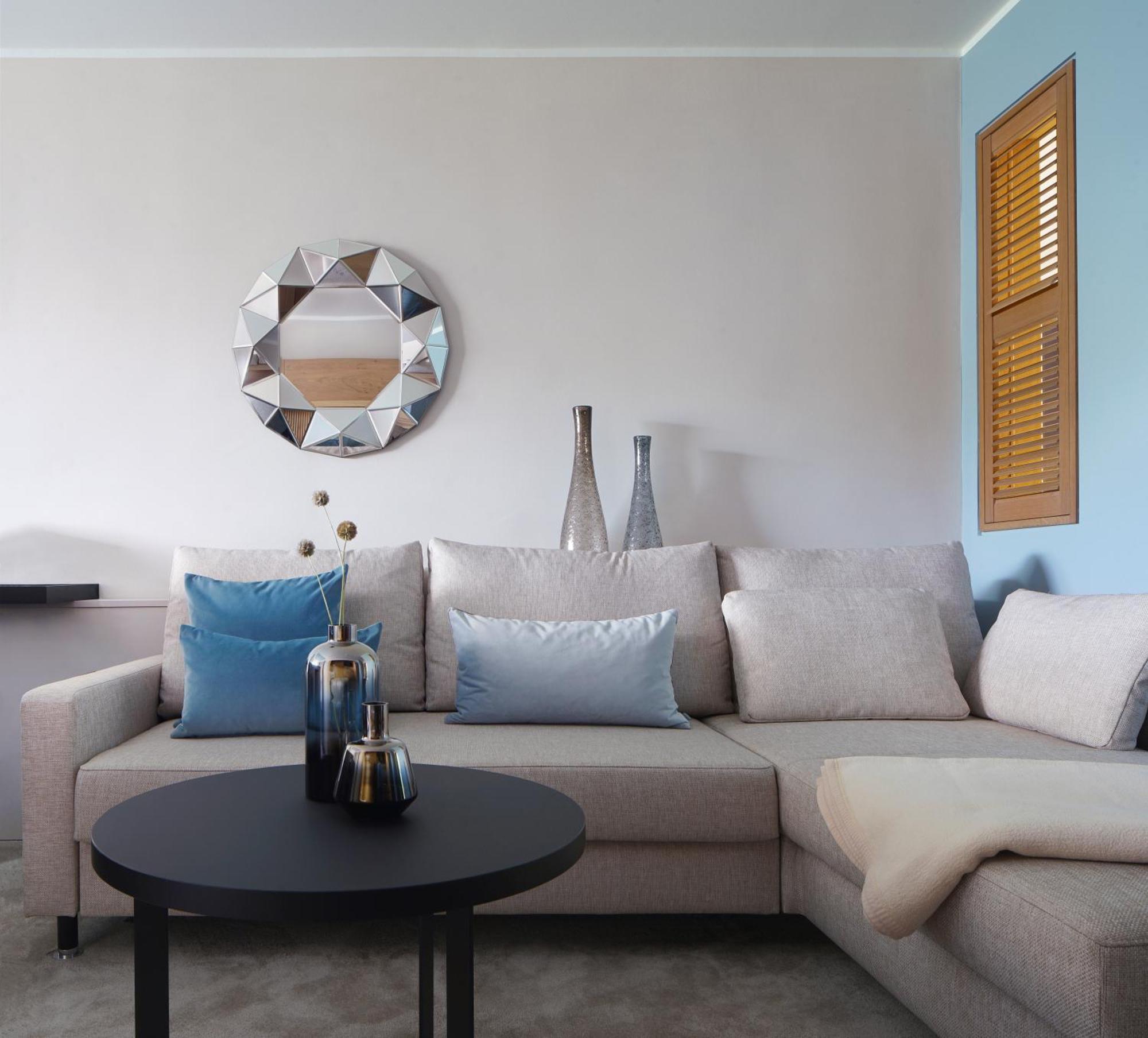 Das Tegernsee Kültér fotó A modern sectional sofa