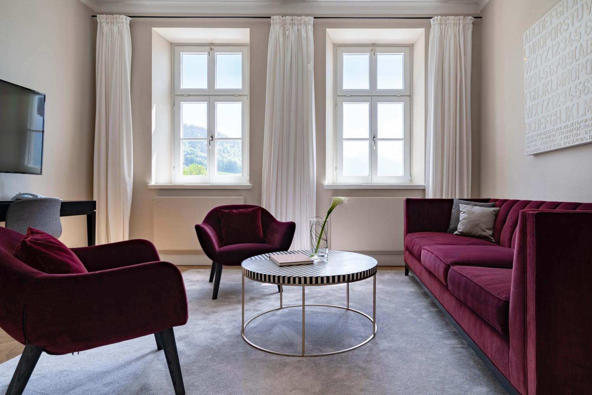 Das Tegernsee Kültér fotó A living room at the Hotel de la Paix