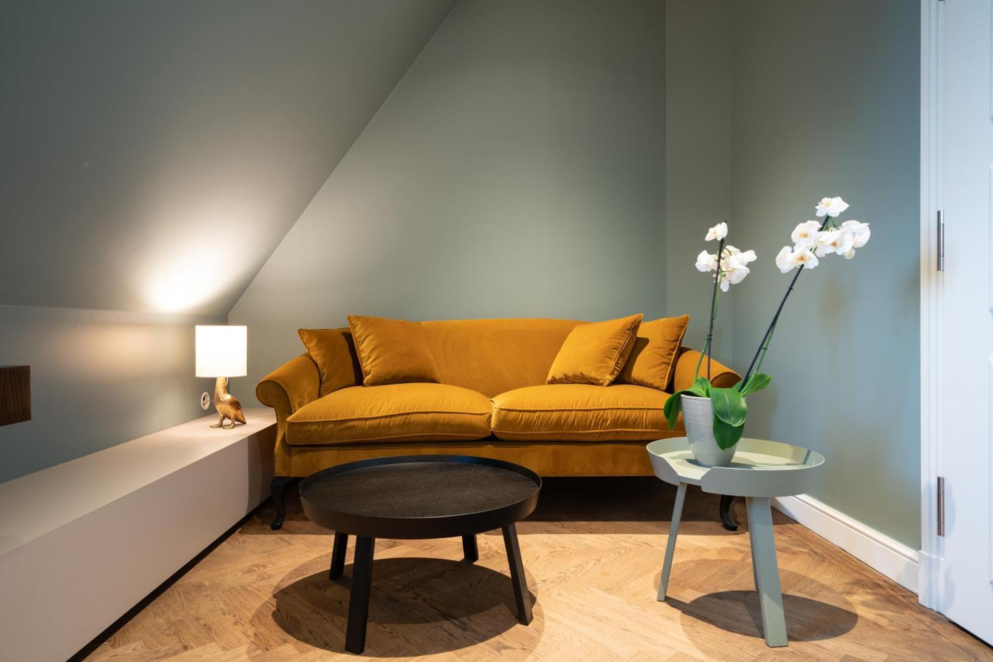 Das Tegernsee Kültér fotó A living room with a sofa