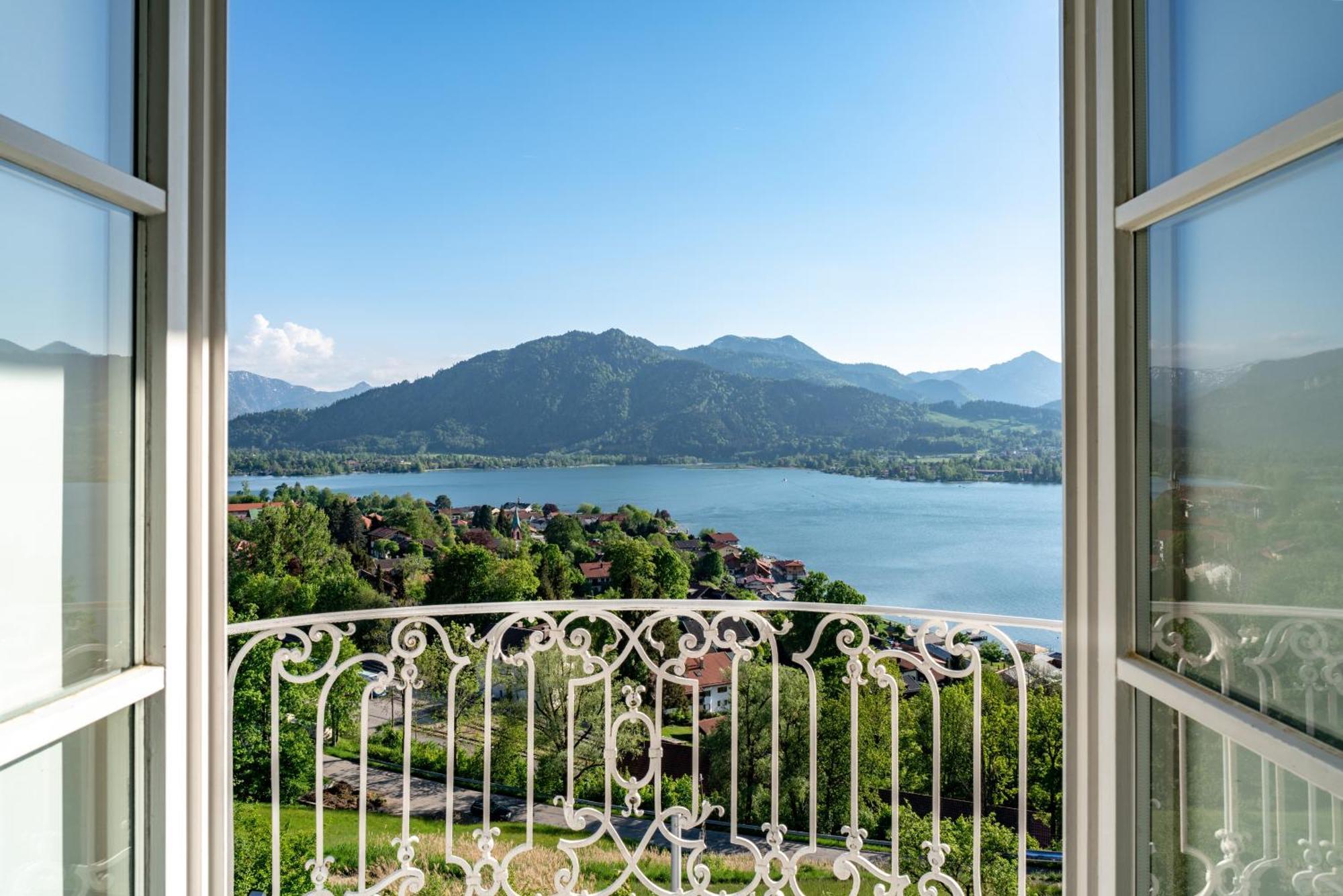 Das Tegernsee Kültér fotó View of the lake from the hotel