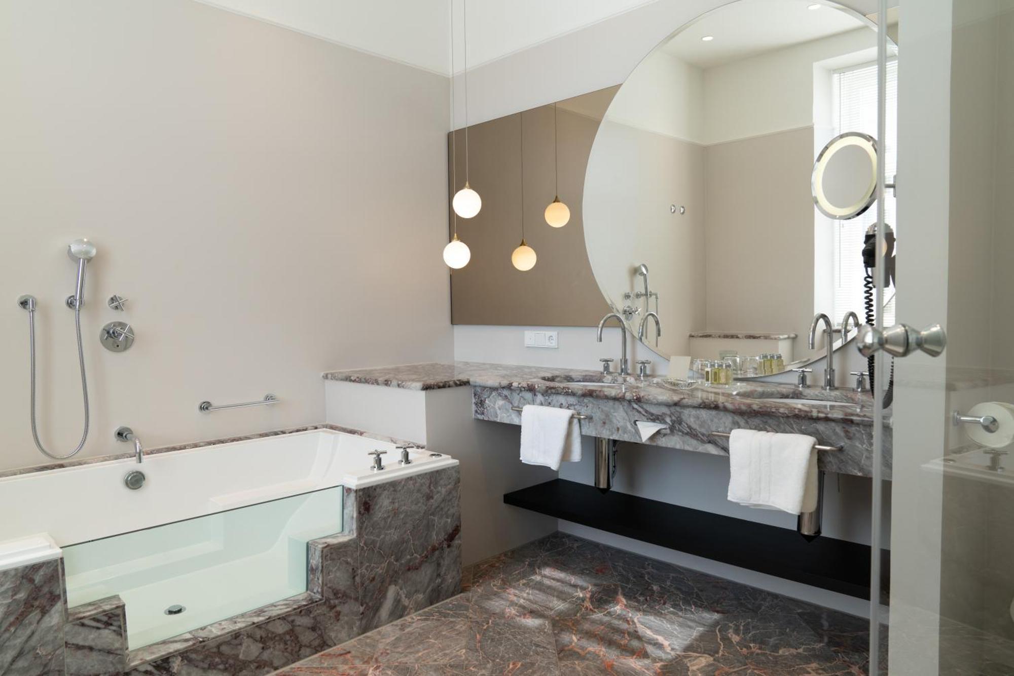 Das Tegernsee Kültér fotó Bathroom